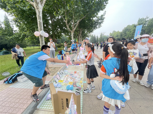 保定必一体育市园林绿化中心首届儿童友好家庭市集“跳蚤市场”开市(图2)