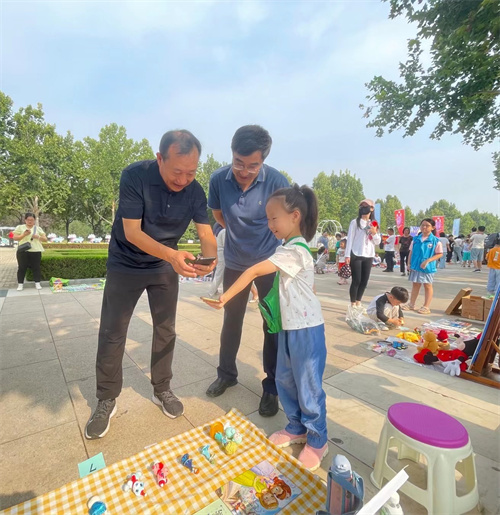 保定必一体育市园林绿化中心首届儿童友好家庭市集“跳蚤市场”开市(图5)