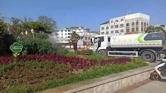 罗山县住建局园林绿化中心：秋季补植补栽 为城市增绿添彩必一体育官网下载(图2)