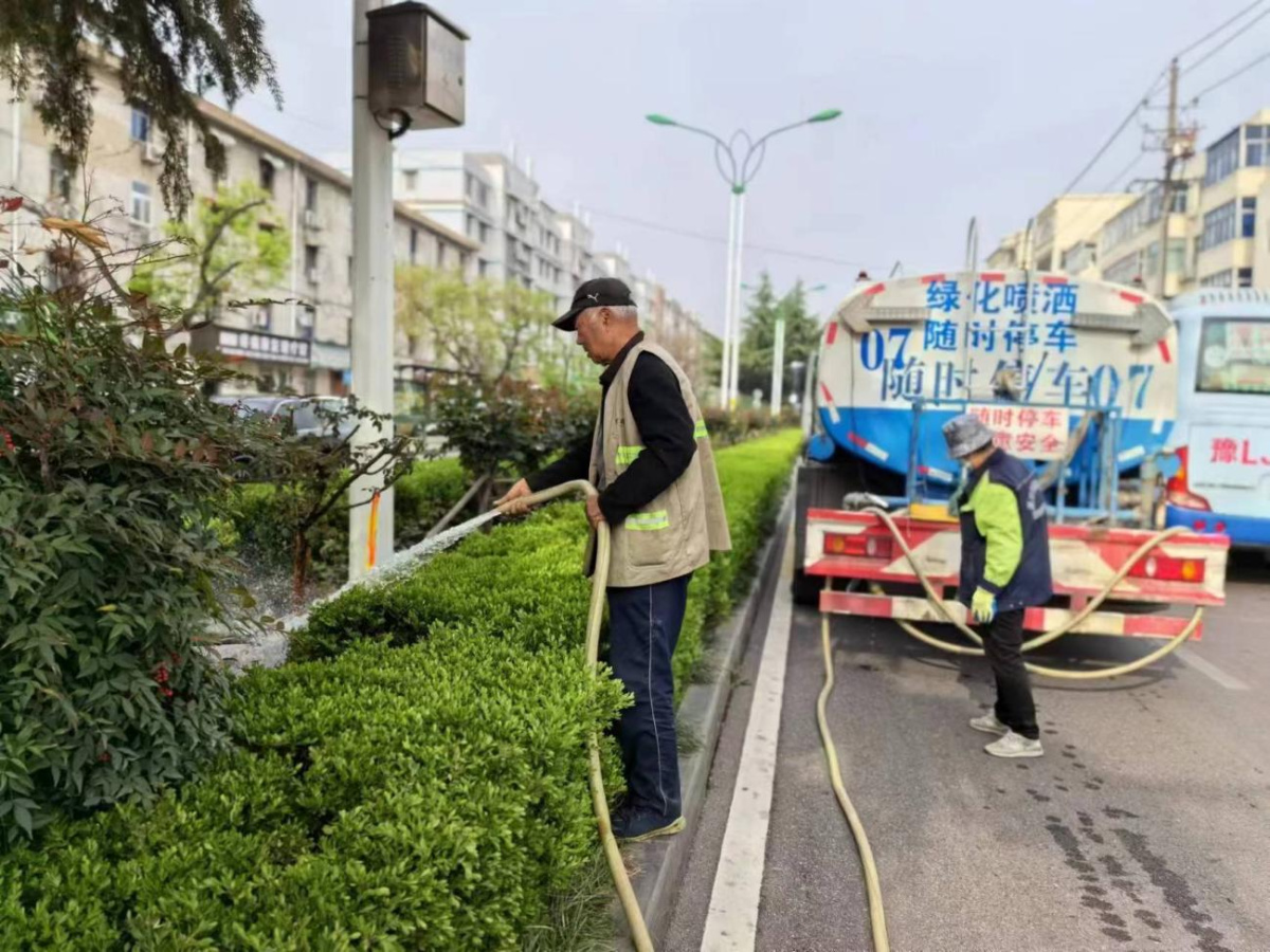 园林绿化漯河市城管必一体育官网下载局：抢抓春季黄金期扎实开展园林必一体育下载整地植树补绿！(图3)